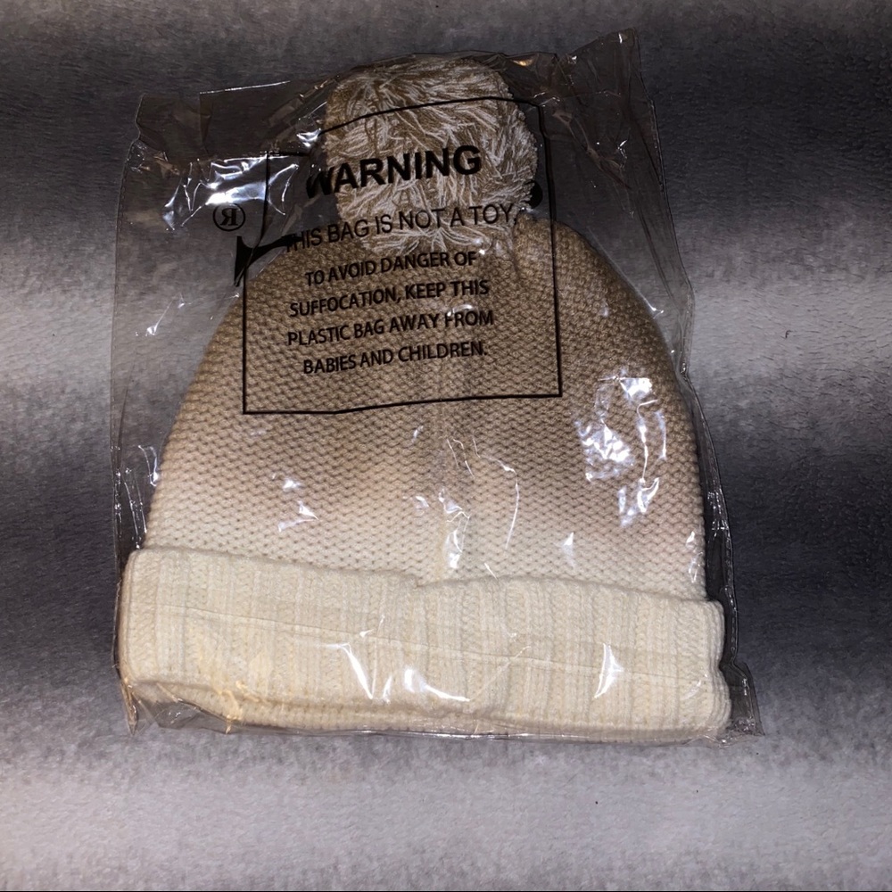 🆕 Cream/Tan Ombré Knit Pom Hat - Picture 3 of 3